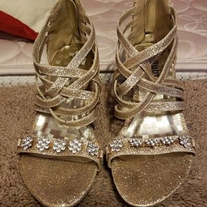 Girls gold dress shoe